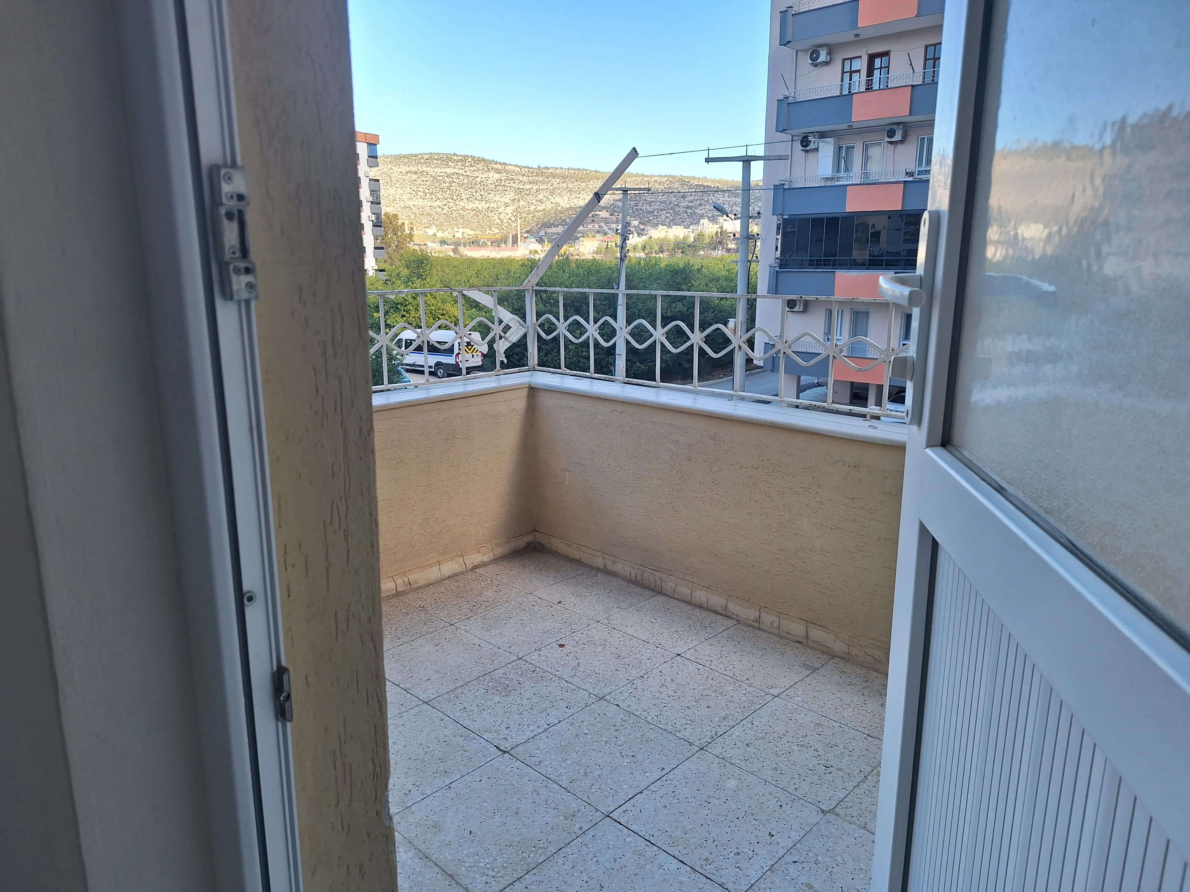 Silifke Gazi Mah. Cadde uzerinde kiralik 3+1 daire