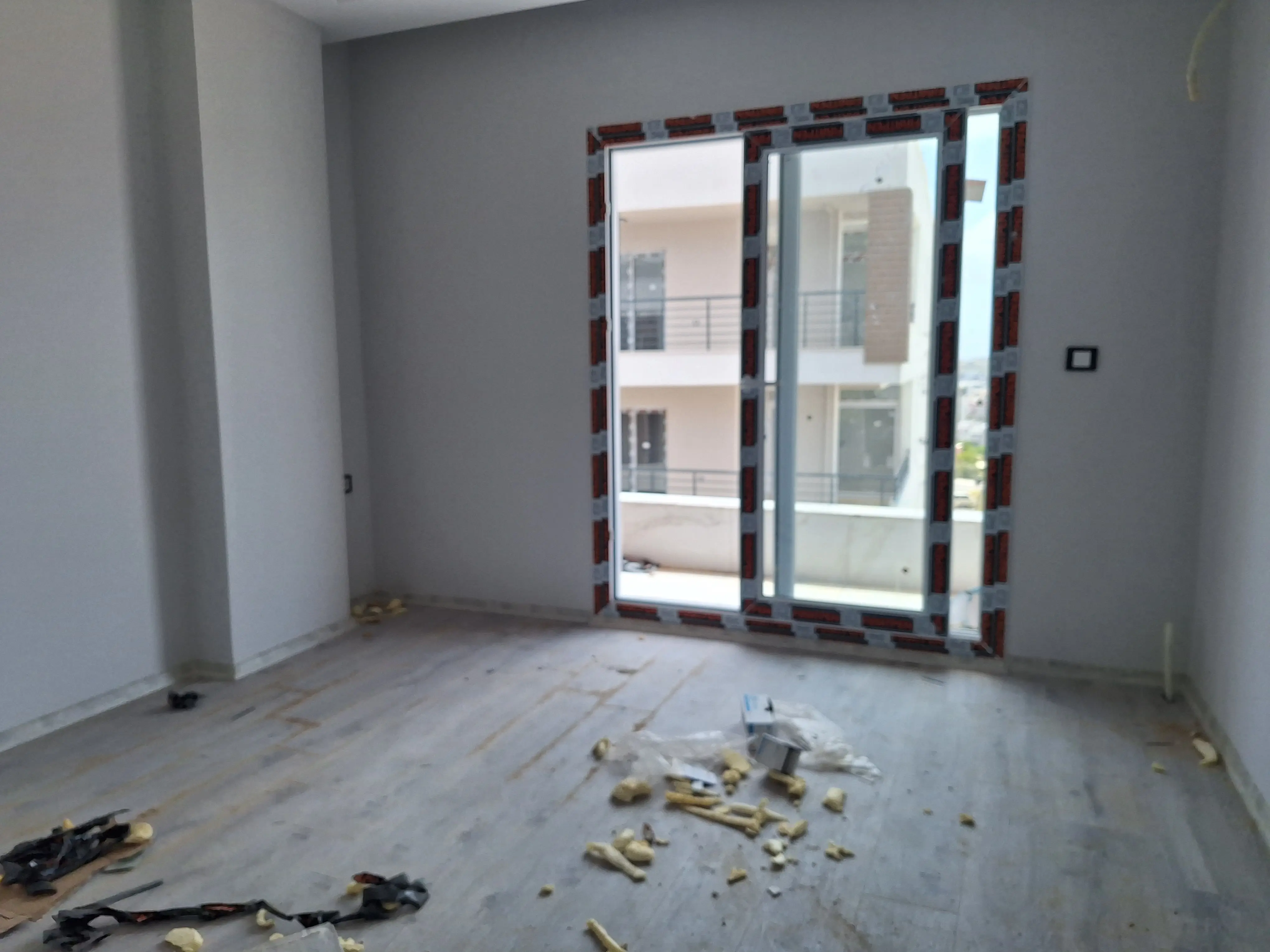 Silifke saricalarda Lisenin yaninda sitede satilik 2+1 daire